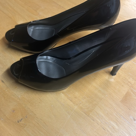 Black open toe heels 8 1/2. - Picture 2 of 6